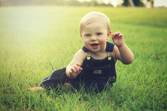草原にいる笑顔の赤ちゃん