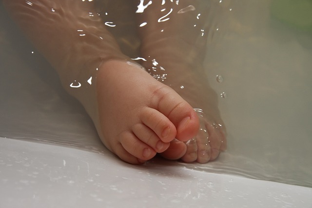 湯船に浸かる赤ちゃんの足