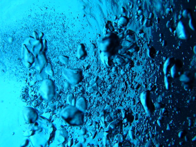 青い水の中の泡