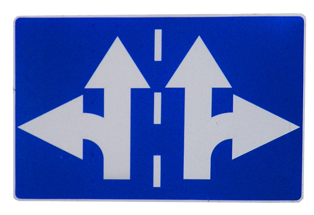 左折と右折の違いを示す道路標識