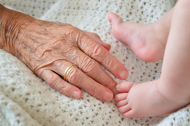 シワシワの老人の手とすべすべの赤ちゃんの足