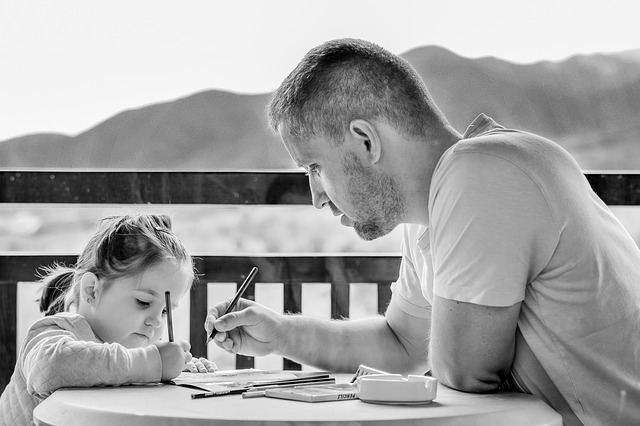 小さい女の子に勉強を教える父親