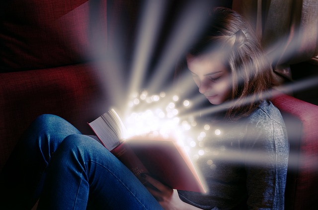 少女が読む本から神々しい光が差す