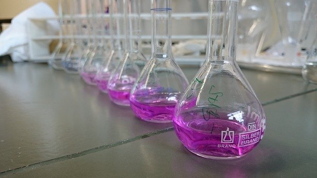 沢山のフラスコの中に入った紫色の液体